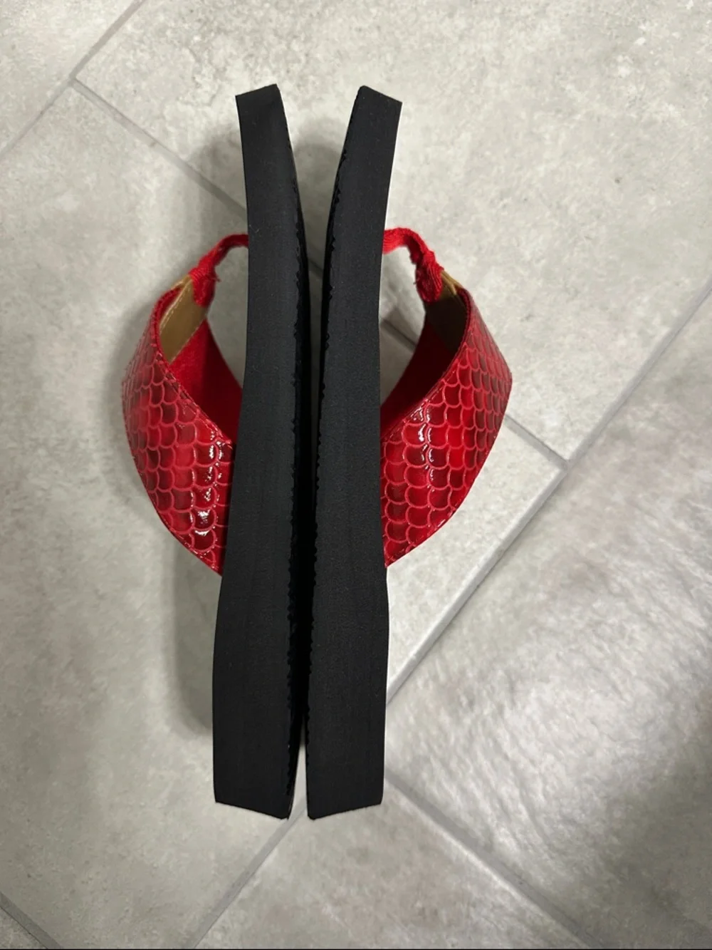 NWOT Yellow Box Red Strappy Flip Flop Sandals - Picture 3 of 3